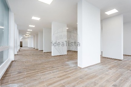 Espaço comercial à venda na Rua José Dias Coelho, 8