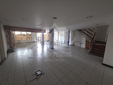 Armazém à venda na Rua Luís de Camões