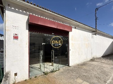 Espaço comercial à venda na Rua Leonel Trindade