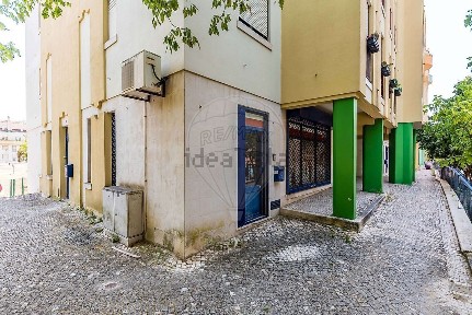 Espaço comercial à venda na Rua Professor Aires de Sousa