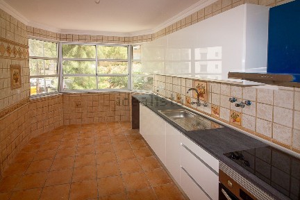 Apartamento T3 à venda na Rua Professor Rui Luís Gomes, 11
