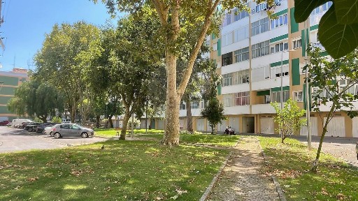 Armazém à venda na Rua Bernardo Santareno
