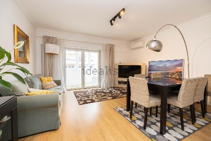 Apartamento T3 à venda na Avenida do Colégio Militar