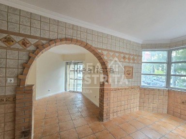 Apartamento T3 à venda na Rua Professor Rui Luís Gomes