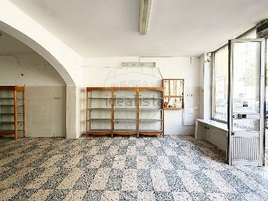 Espaço comercial à venda na Praceta Revolução de 1383