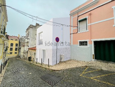 Moradia geminada à venda na Travessa do Olival à Graça