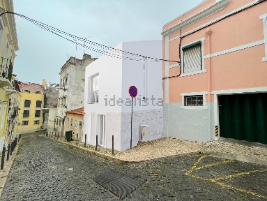Moradia geminada à venda na Travessa do Olival à Graça