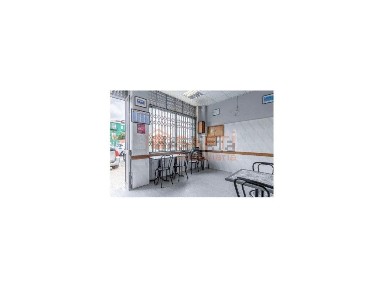 Espaço comercial à venda no Largo Cruz da Era, 5 a