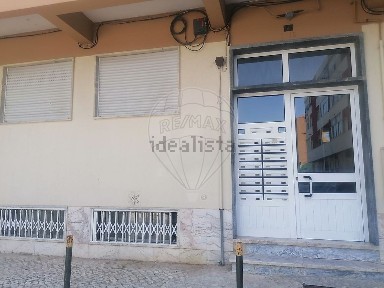 Armazém à venda na Rua António Aleixo
