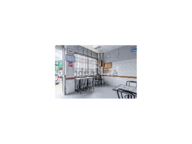 Espaço comercial à venda no Largo Cruz da Era