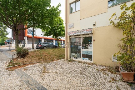 Espaço comercial à venda na Rua Abel Salazar, 33 a