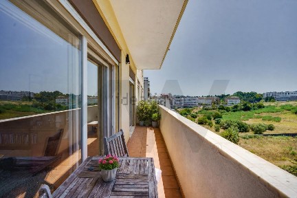 Apartamento T4 à venda na Estrada da Luz