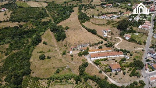 Moradia geminada à venda na Estrada de São João