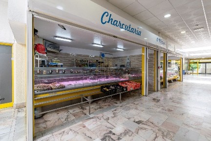 Espaço comercial ou armazém à venda na Rua Dona Maria II s/n
