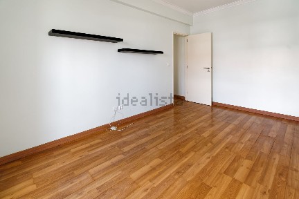 Apartamento T1 à venda na Rua Colaride