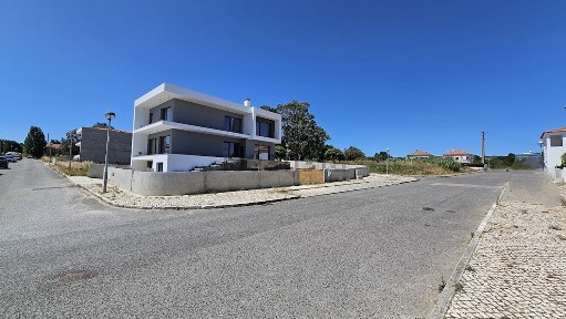 Moradia independente à venda na Rua da Escola Primária