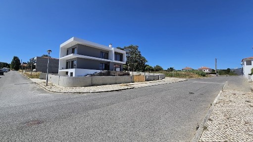 Moradia independente à venda na Rua da Escola Primária