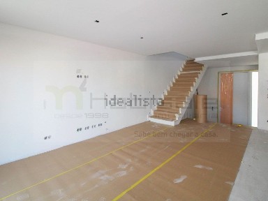 Moradia em banda à venda em Ramada e Caneças