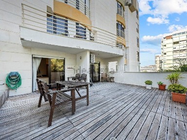 Apartamento T5 à venda na Rua Amarelhe