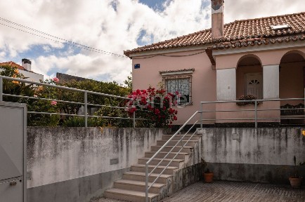 Moradia independente à venda no Azinhaga dos Cerejais s/n