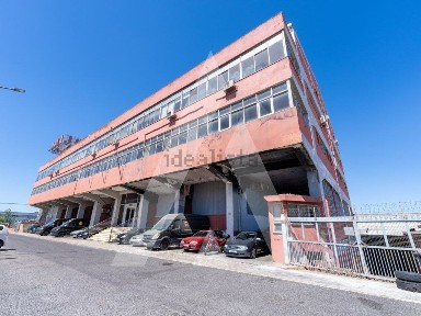 Armazém à venda em Sacavém e Prior Velho