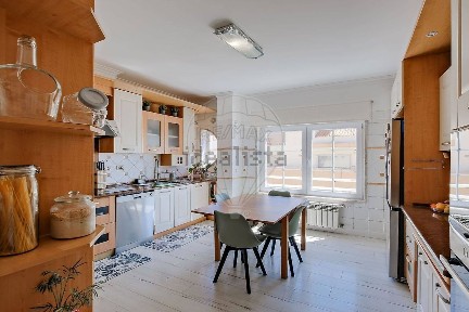 Apartamento T4 à venda na Rua Doutor Sousa Martins