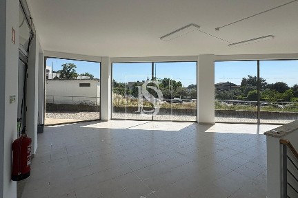 Arrendamento de espaço comercial na Rua Branca Gonta Colaço, 59