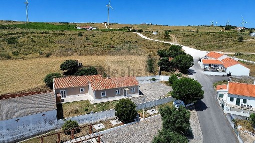 Moradia independente à venda em Torres Vedras e Matacães