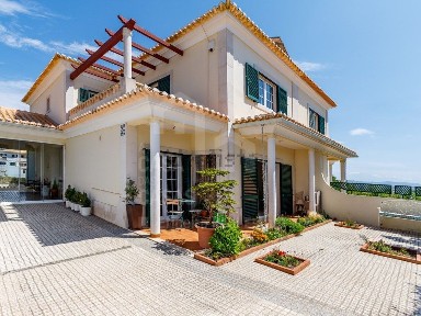 Moradia independente à venda na Ericeira Sul