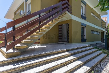 Andar de moradia à venda na Avenida Marginal, 6523