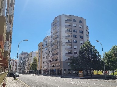 Apartamento T3 à venda na Avenida do Colégio Militar