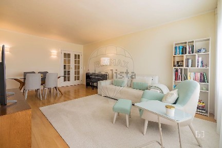 Apartamento T2 à venda na Rua José Cardoso Pires