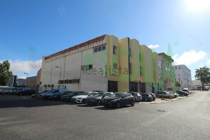 Armazém à venda na Avenida Maria Luísa Braamcamp, 45