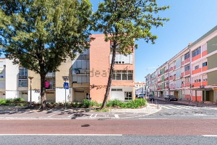 Apartamento T3 à venda na Rua Elias Garcia, 11