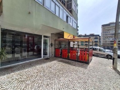 Espaço comercial à venda na Praceta Fraternidade Universal