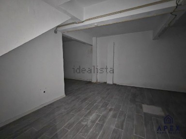 Espaço comercial à venda no Largo 1º de Maio, 5