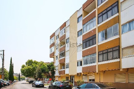 Apartamento T3 à venda na Rua Manuel Policarpo Martins