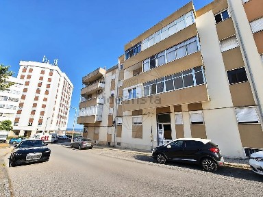 Apartamento T3 à venda na Rua Actor António da Silva