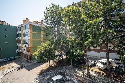 Apartamento T2 à venda no Largo Alves Redol