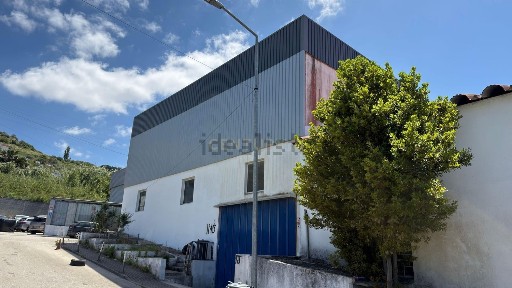 Armazém à venda em Santo António dos Cavaleiros e Frielas
