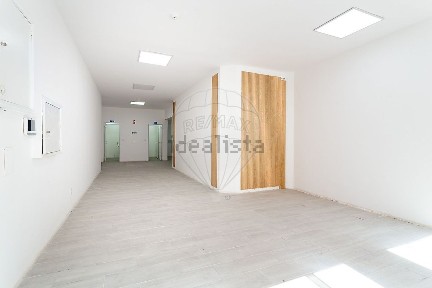 Espaço comercial à venda na Casal de São Brás - Vila Chã