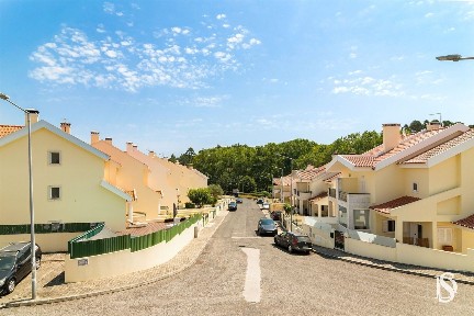 Duplex à venda em Venda do Pinheiro e Santo Estêvão das Galés