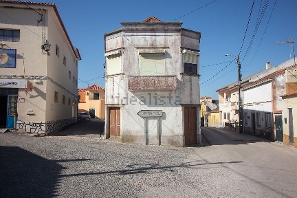 Moradia independente à venda na Estrada de São Brás