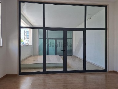 Espaço comercial à venda em Santo António dos Cavaleiros e Frielas