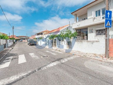 Moradia geminada à venda na Rua Almeida Garrett