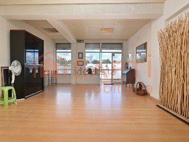 Espaço comercial à venda na Rua Fernão Lopes, 10