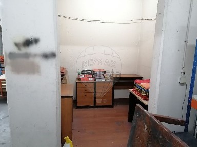 Armazém à venda na Rua de Campolide