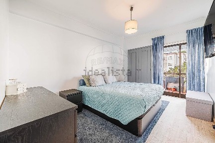 Apartamento T2 à venda na Avenida Infante Dom Henrique