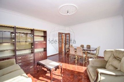 Apartamento T3 à venda na Rua Vitorino Nemésio
