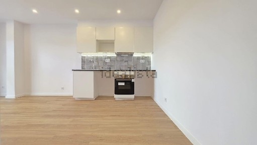 Apartamento T1 à venda na Rua Major Rosa Bastos, 7